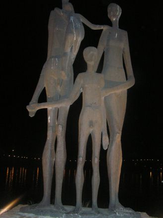 Monument vid Donaus strand i Novi Sad över judar som sköts vid Donau under andra världskriget. Sockeltexten är även skriven på. 